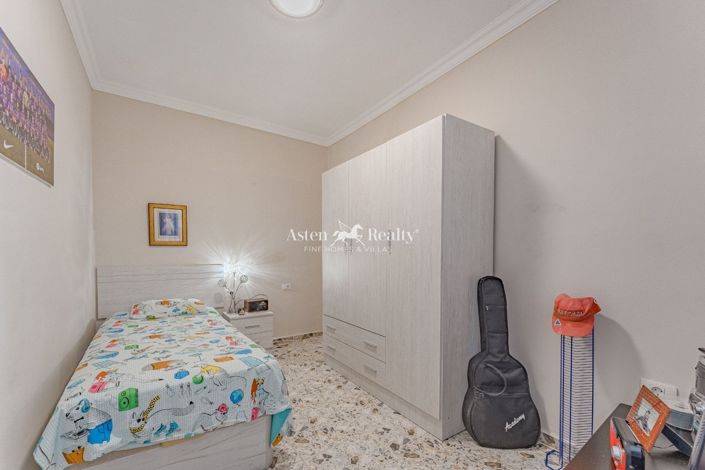 Image No.19-6 Bed House for sale