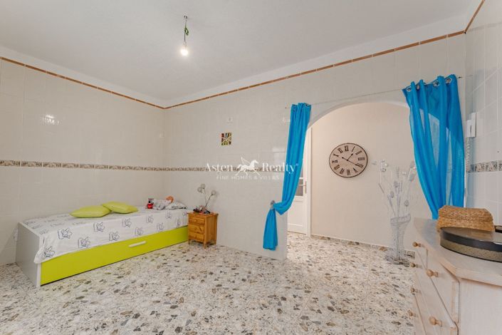 Image No.23-6 Bed House for sale