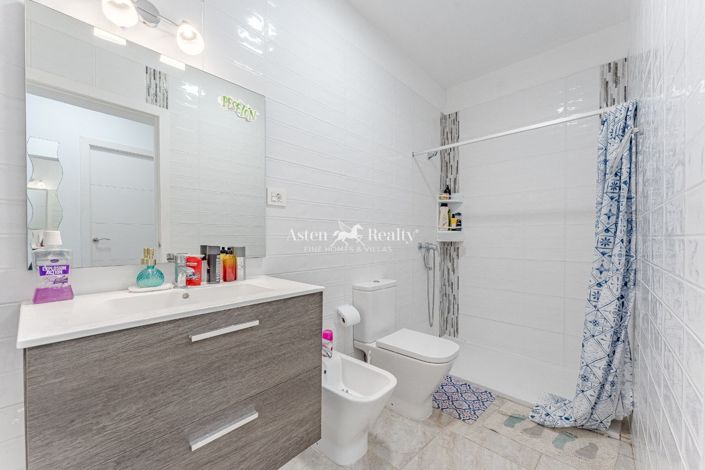 Image No.8-6 Bed House for sale