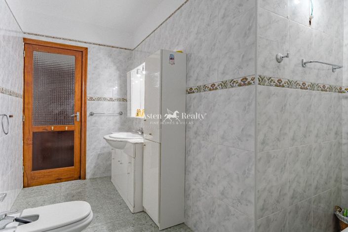 Image No.20-3 Bed House for sale