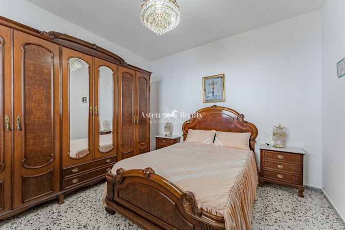 Image No.9-3 Bed House for sale