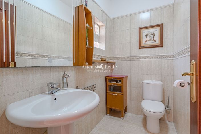 Image No.10-3 Bed House for sale