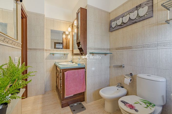 Image No.17-3 Bed House for sale