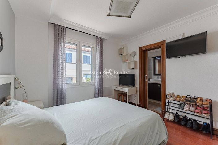 Image No.12-3 Bed House for sale