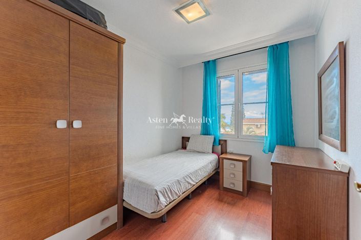 Image No.17-3 Bed House for sale