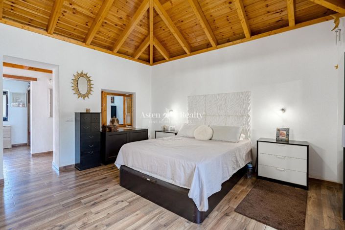 Image No.12-5 Bed House for sale