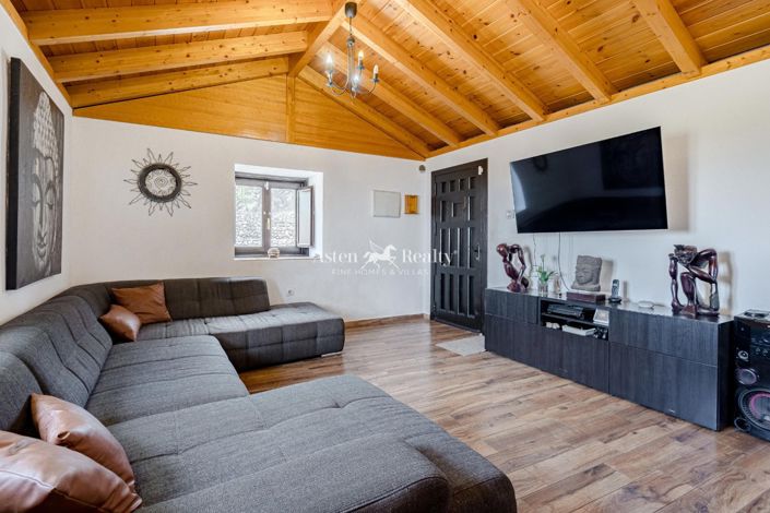 Image No.7-5 Bed House for sale