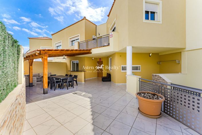 Image No.1-4 Bed House for sale