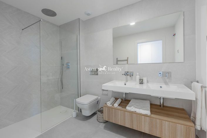 Image No.23-4 Bed House for sale