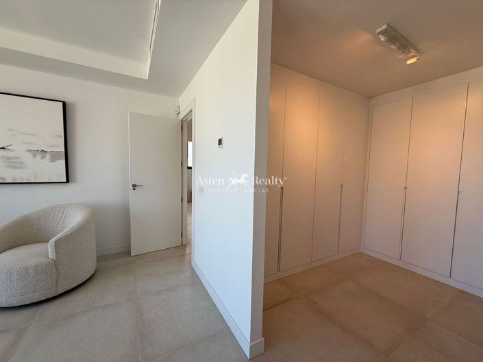 Image No.18-4 Bed House for sale