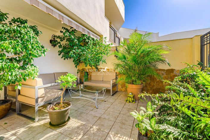 Image No.2-4 Bed House for sale