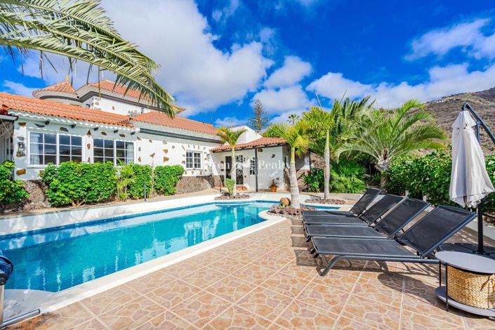 Image No.2-6 Bed Villa for sale