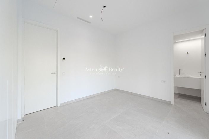 Image No.28-6 Bed Villa for sale