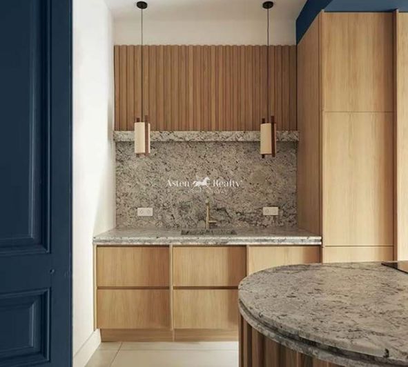 Image No.10-22 Bed Property for sale