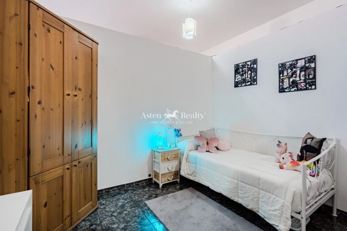 Image No.10-3 Bed House for sale