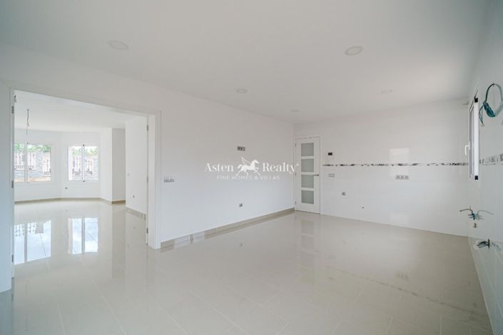 Image No.34-5 Bed Villa for sale