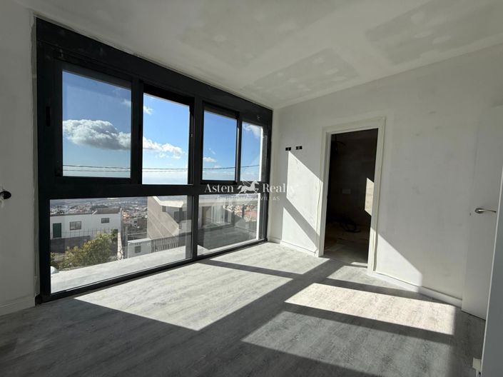 Image No.8-3 Bed House for sale