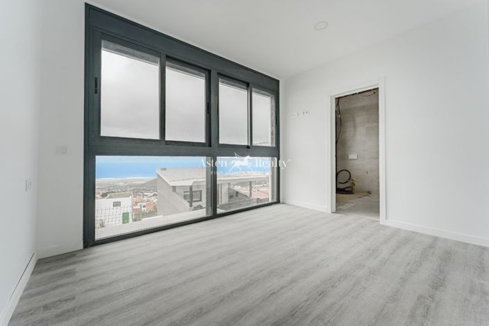 Image No.11-5 Bed House for sale