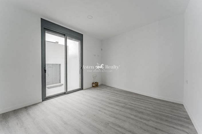 Image No.15-5 Bed House for sale