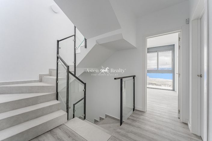 Image No.17-5 Bed House for sale