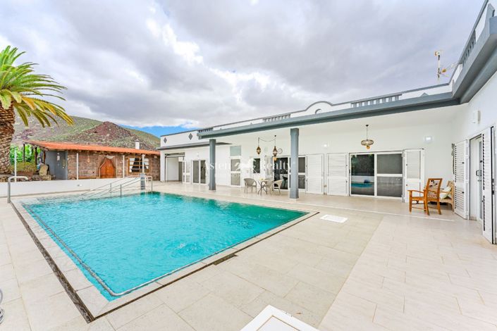 Image No.1-5 Bed Villa for sale