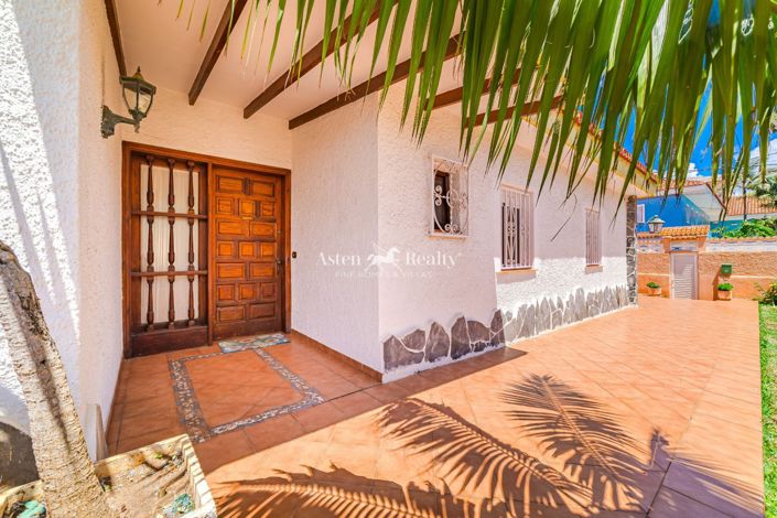 Image No.1-6 Bed Villa for sale