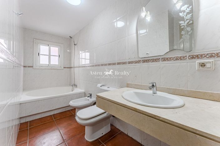 Image No.7-4 Bed House for sale