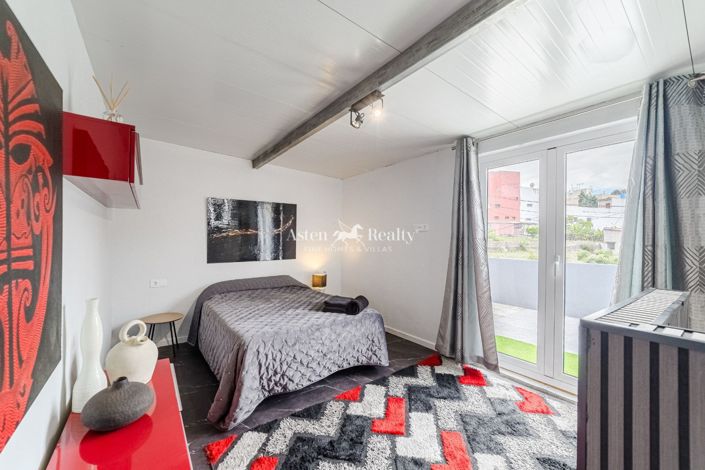 Image No.22-5 Bed House for sale