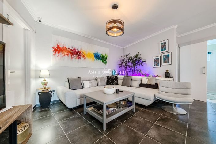 Image No.8-5 Bed House for sale