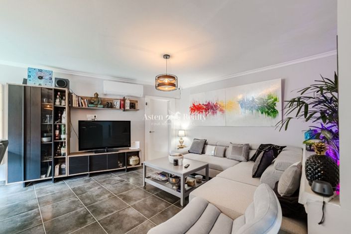 Image No.9-5 Bed House for sale