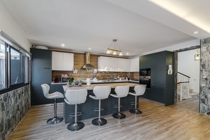 Image No.18-4 Bed House for sale