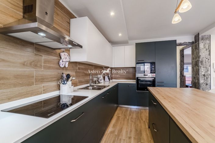 Image No.1-4 Bed House for sale