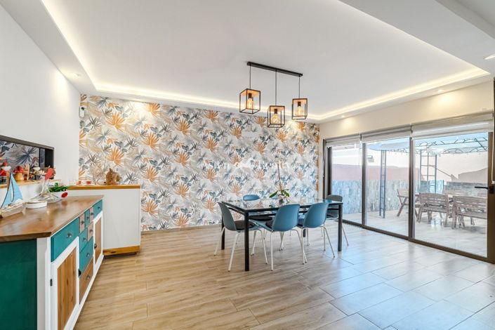 Image No.1-4 Bed House for sale