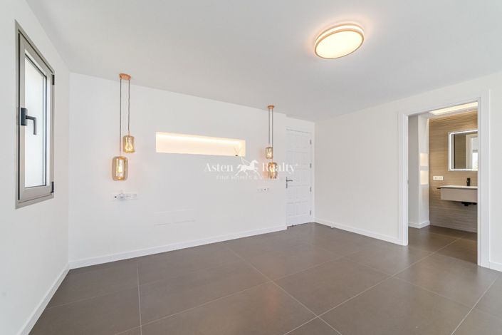 Image No.25-7 Bed Villa for sale