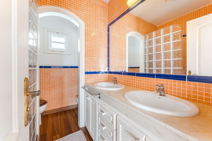 Image No.10-3 Bed House for sale