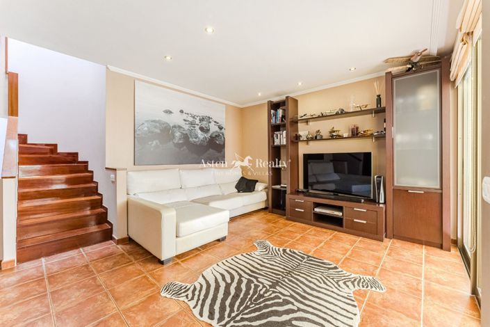 Image No.5-2 Bed House for sale