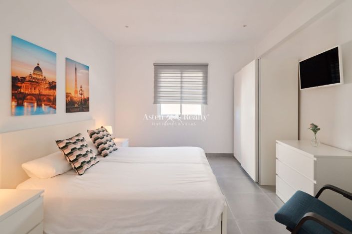 Image No.12-4 Bed Property for sale