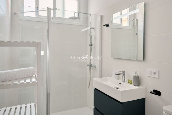 Image No.17-4 Bed Property for sale