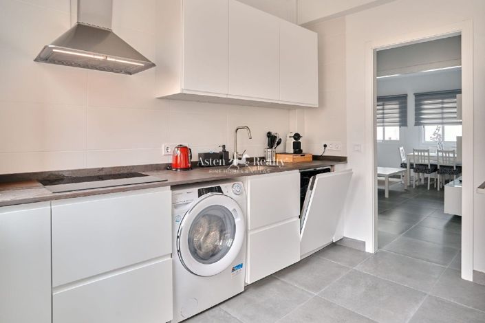 Image No.5-4 Bed Property for sale