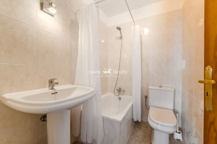 Image No.18-4 Bed House for sale