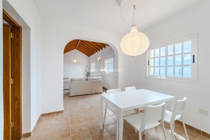 Image No.2-4 Bed House for sale