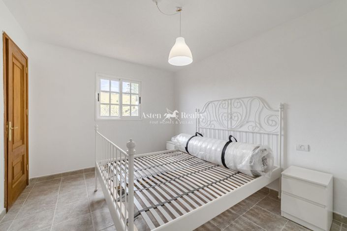 Image No.20-4 Bed House for sale