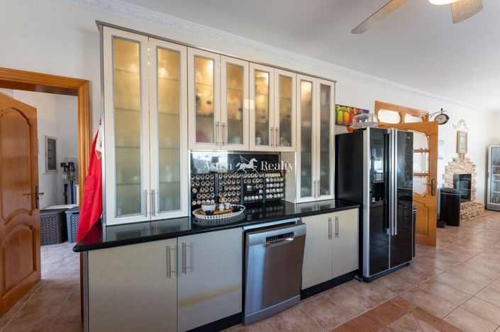 Image No.4-11 Bed Villa for sale