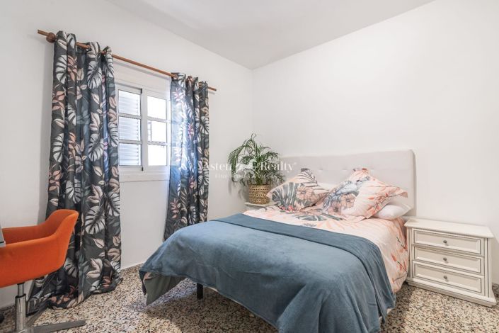 Image No.1-5 Bed Property for sale