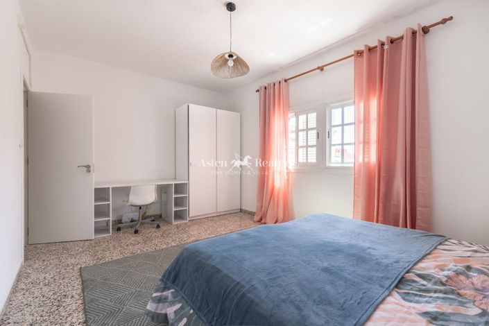 Image No.2-5 Bed Property for sale