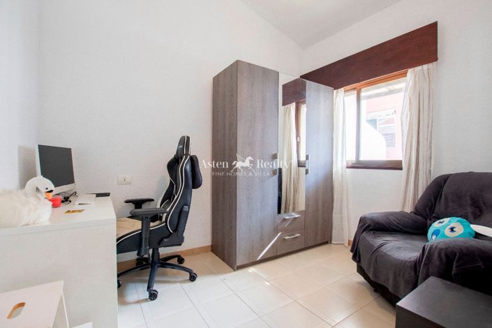 Image No.24-4 Bed House for sale