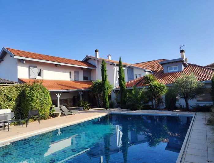 Image No.1-8 Bed House for sale