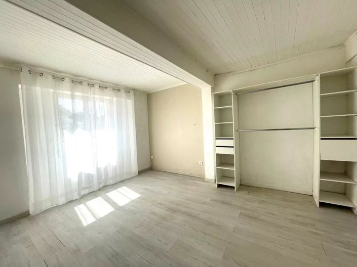 Image No.6-5 Bed House for sale