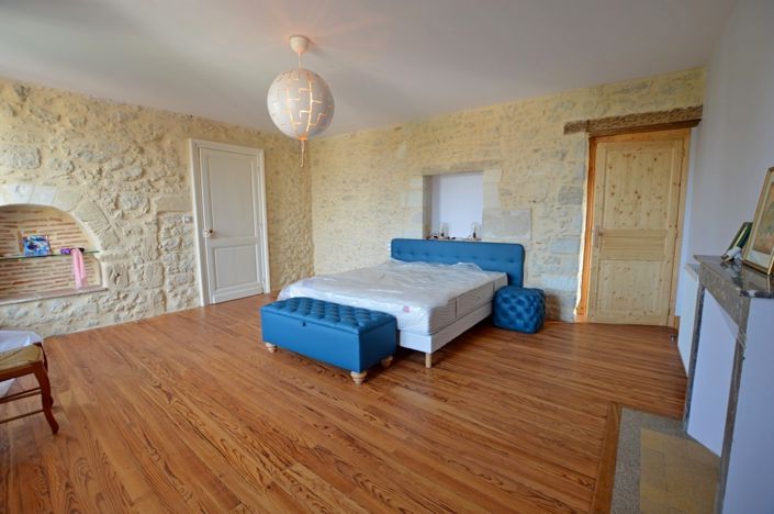 Image No.17-7 Bed Property for sale