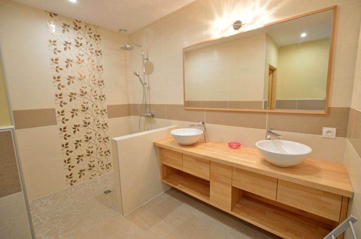 Image No.20-7 Bed Property for sale